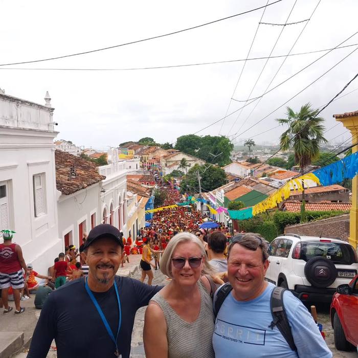 Turistas felizes no passeio